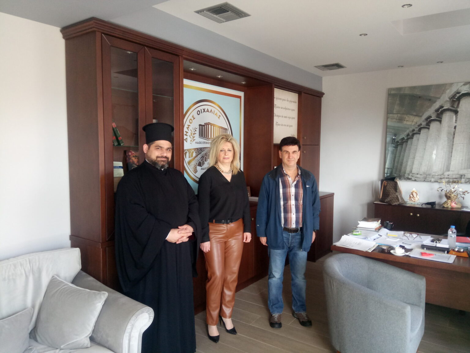 ΕΘΙΜΟΤΥΠΙΚΗ ΕΠΙΣΚΕΨΗ ΤΟΥ ΠΑΝΟΣΙΟΛΟΓΙΩΤΑΤΟΥ ΔΙΑΚΟΝΟΥ κ.ΒΟΣΠΟΡΙΟΥ ΜΑΓΚΑΦΑ ΣΤΗ ΔΗΜΑΡΧΟ ΟΙΧΑΛΙΑΣ.