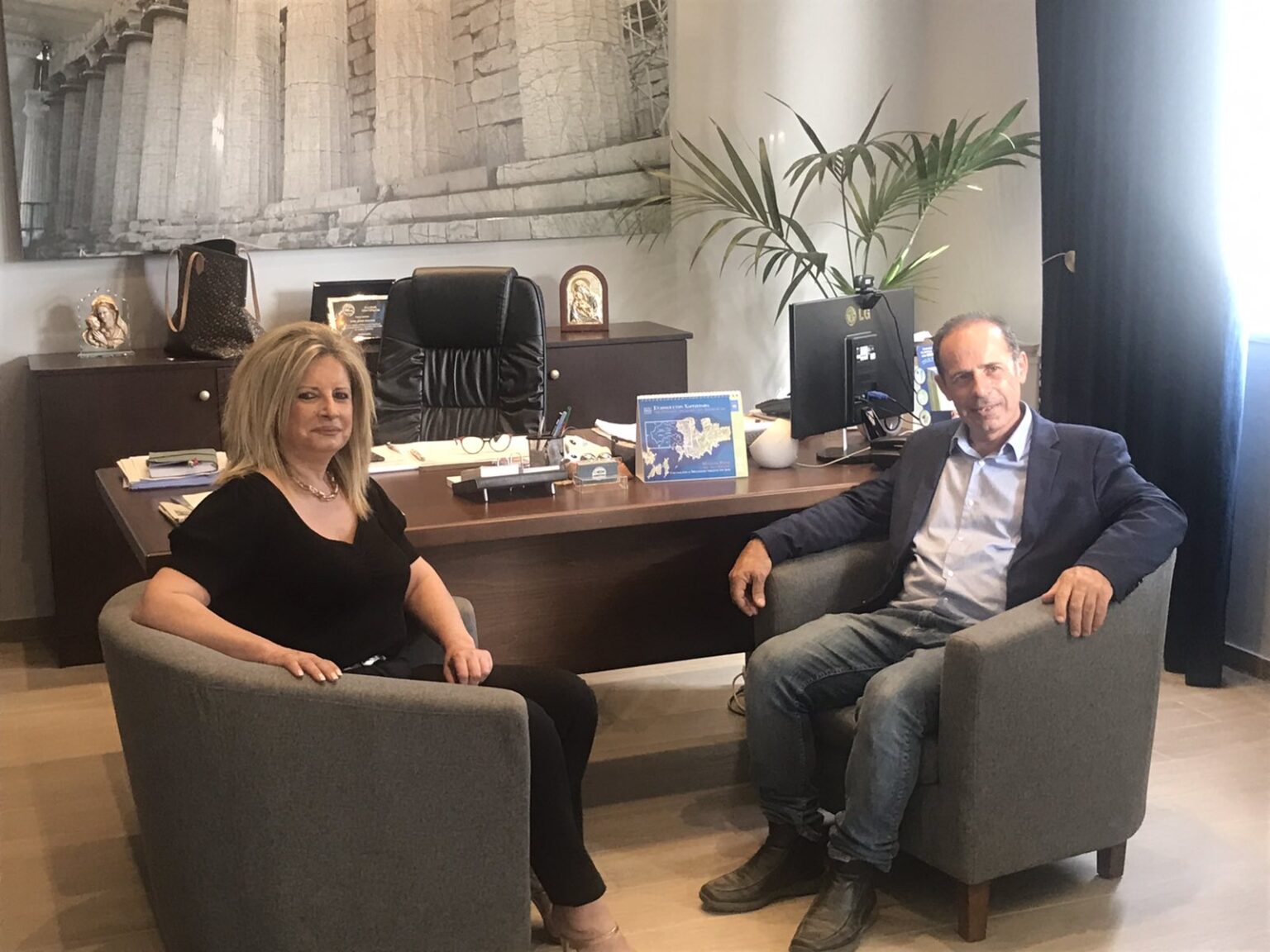 ΕΠΙΣΚΕΨΗ ΤΟΥ ΔΗΜΑΡΧΟΥ ΡΑΦΗΝΑΣ-ΠΙΚΕΡΜΙΟΥ κ.ΜΠΟΥΡΝΟΥΣ  ΣΤΟ ΔΗΜΑΡΧΕΙΟ ΜΕΛΙΓΑΛΑ.