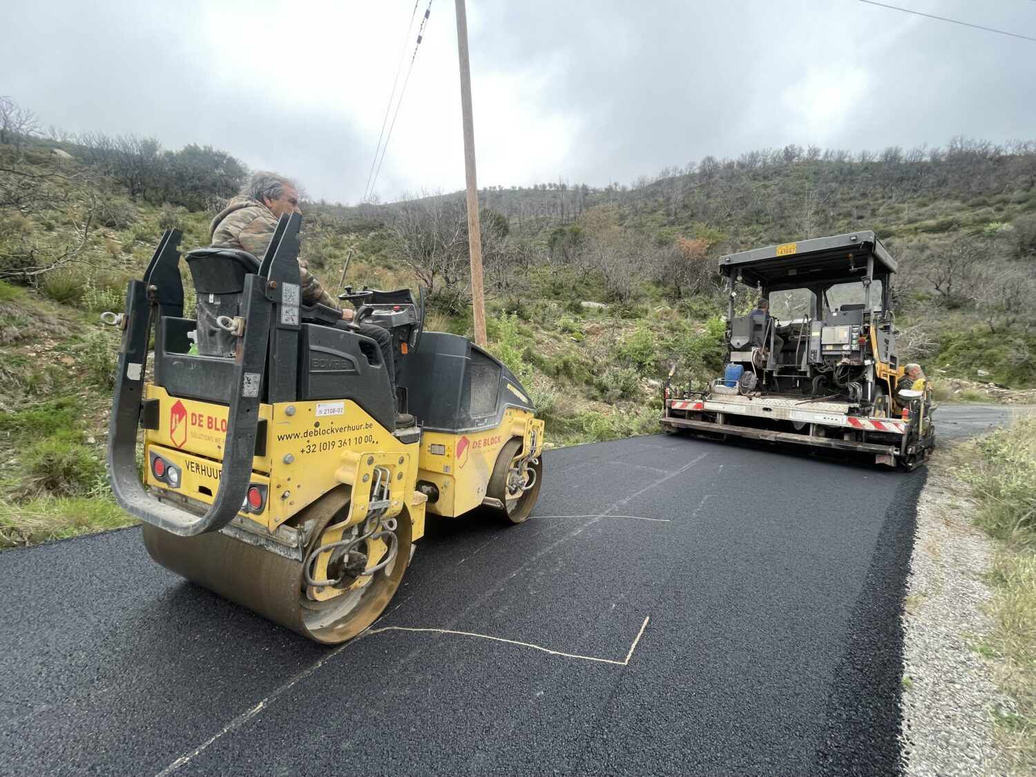 Ολοκληρώνονται οι εργασίες ασφαλτόστρωσης σε περιοχές του Δήμου Οιχαλίας