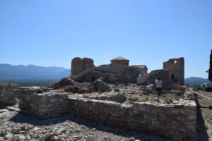 Με εντατικούς ρυθμούς προχωρούν οι εργασίες αποκατάστασης του Ι.Ν. Ταξιαρχών στο κάστρο Πολίχνης