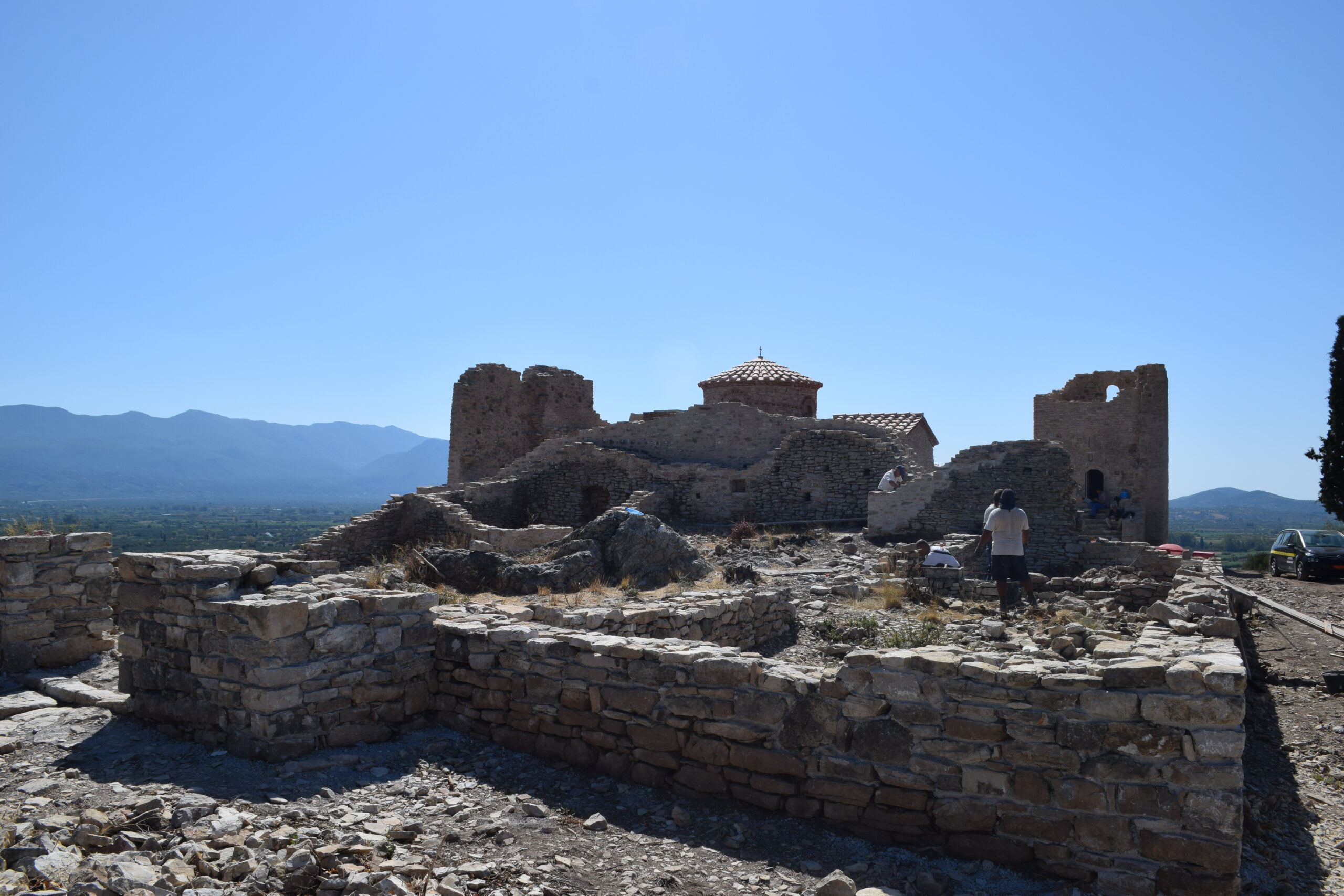 Με εντατικούς ρυθμούς προχωρούν οι εργασίες αποκατάστασης του Ι.Ν. Ταξιαρχών στο κάστρο Πολίχνης