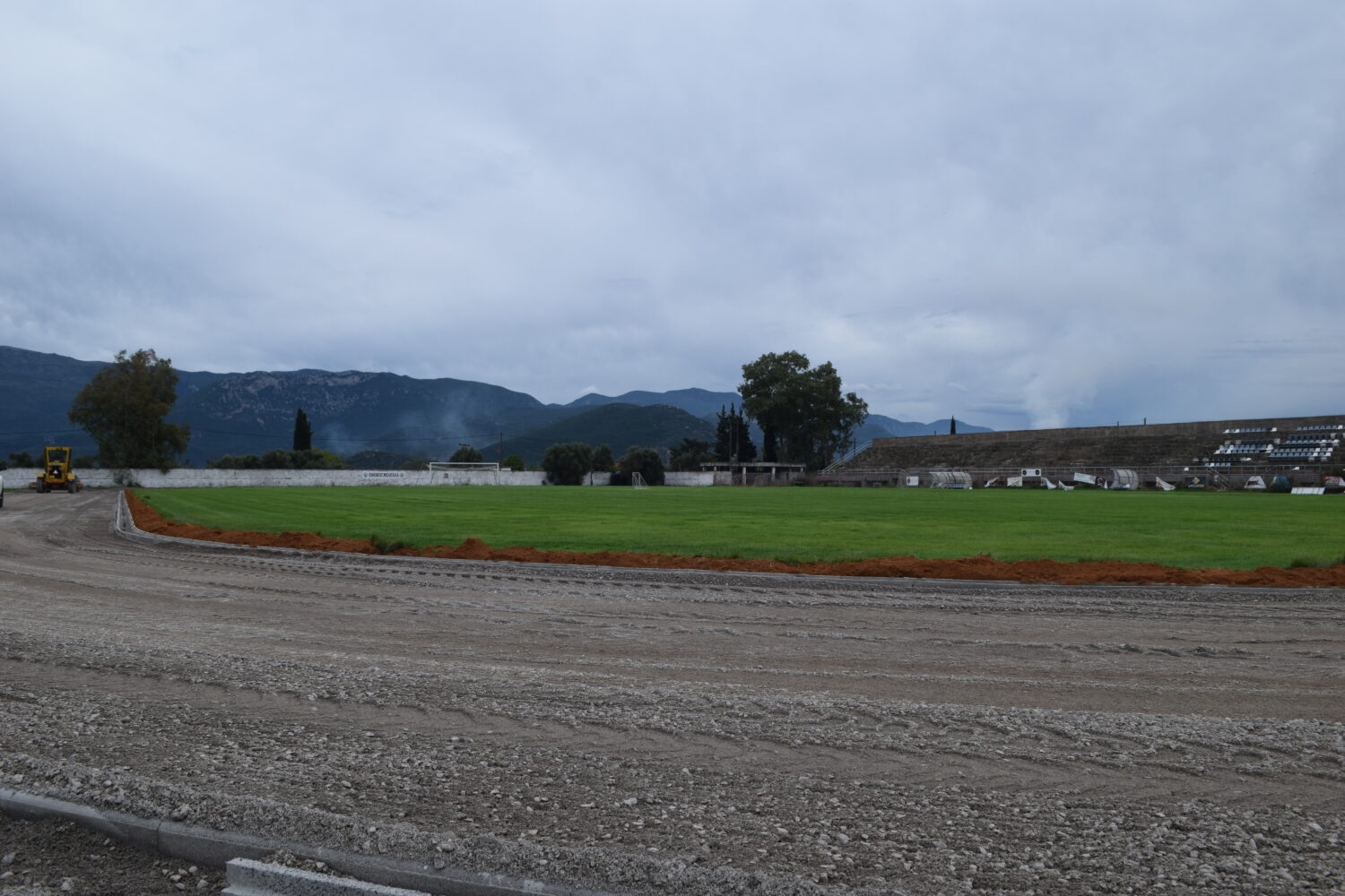 Σε εξέλιξη οι εργασίες για τη δημιουργία ταρτάν στο Δημοτικό Στάδιο Μελιγαλά