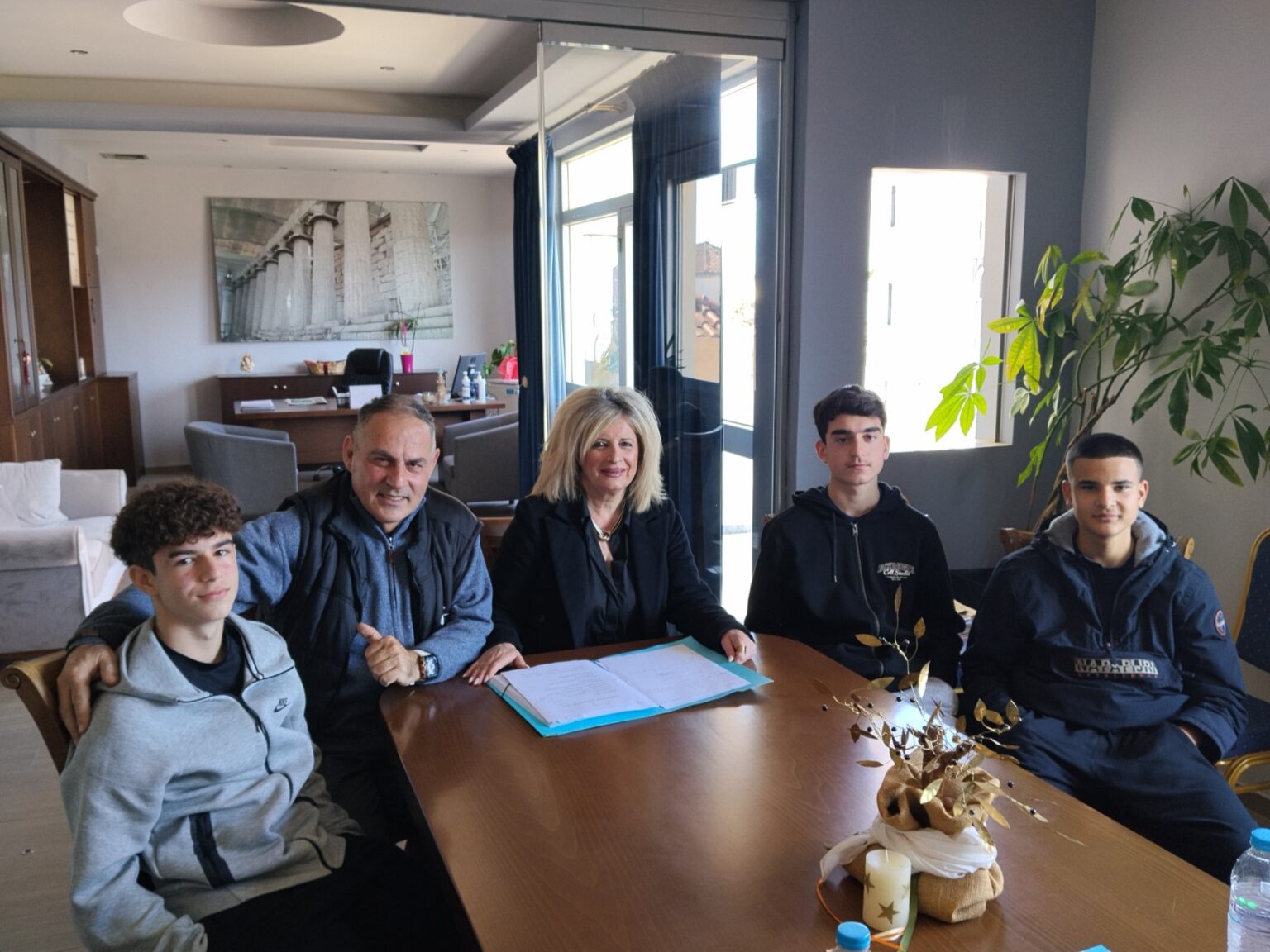 ΕΠΙΣΚΕΨΗ ΜΕΛΩΝ ΤΟΥ 5ΜΕΛΟΥΣ ΤΗΣ 3ης ΓΥΜΝΑΣΙΟΥ ΔΙΑΒΟΛΙΤΣΙΟΥ ΣΤΗ ΔΗΜΑΡΧΟ ΟΙΧΑΛΙΑΣ.