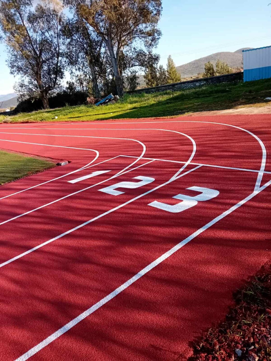 Χθες 25/3/2026 ολοκληρώθηκε και η διαγράμμιση του στίβου στο γήπεδο του Δωρίου.
