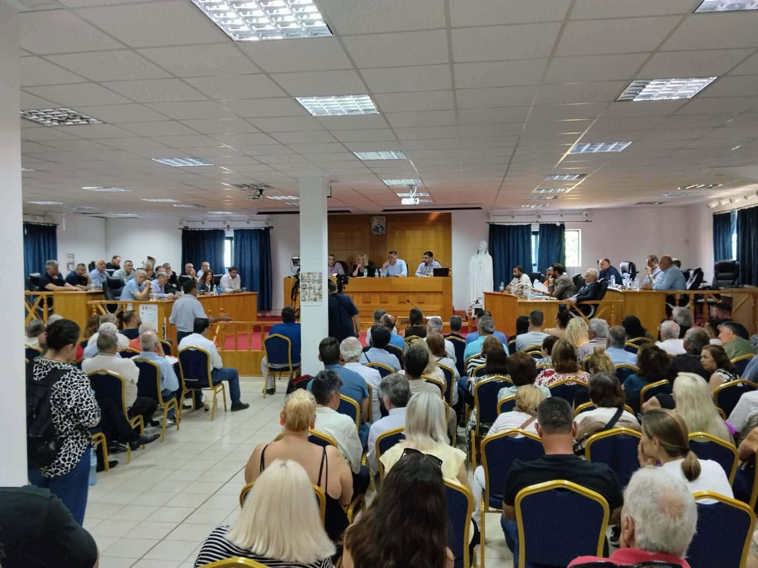 Κατάμεστη από κόσμο, που εξέφρασε την αντίθεσή του, η αίθουσα «Μαρία Κάλλας» στην ειδική συνεδρίαση του Δημοτικού Συμβουλίου Οιχαλίας με θέμα την αποτροπή εγκατάστασης του εργοστασίου παραγωγής ηλεκτρικής ενέργειας από βιοαέριο.