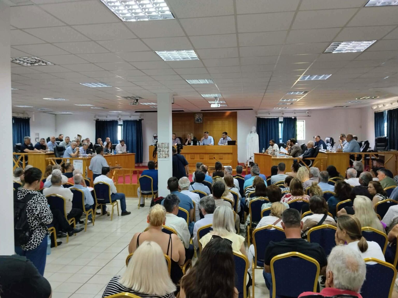 Κατάμεστη από κόσμο, που εξέφρασε την αντίθεσή του, η αίθουσα «Μαρία Κάλλας» στην ειδική συνεδρίαση του Δημοτικού Συμβουλίου Οιχαλίας με θέμα την αποτροπή εγκατάστασης του εργοστασίου παραγωγής ηλεκτρικής ενέργειας από βιοαέριο.